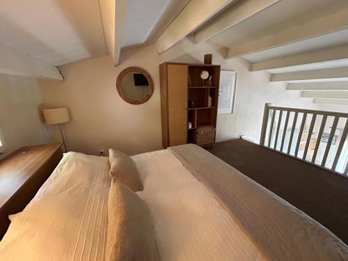 une chambre avec un grand lit dans une pièce dans l'établissement Le Rayol, à Rayol-Canadel-sur-Mer