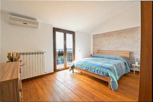 a bedroom with a bed and a window at A casa di Fio' in Trevignano Romano