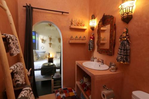 y baño con lavabo y espejo. en Dar Didifa en Marrakech