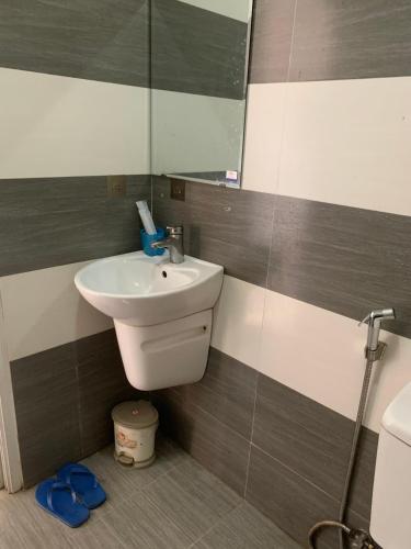 ein Bad mit einem Waschbecken und einem Spiegel in der Unterkunft Nhà nghỉ Thành Công in Đà Nẵng