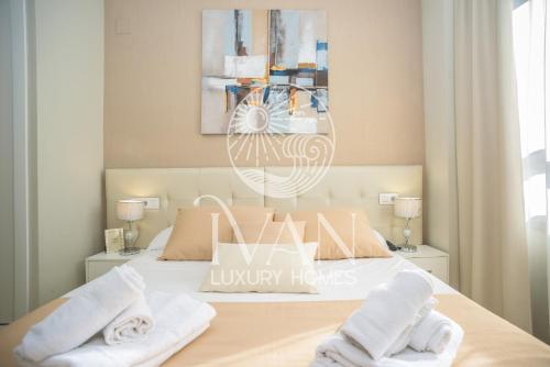 Postel nebo postele na pokoji v ubytování Casa Mural Ivan Luxury Homes 6ªPlta Norte 1ªLinea