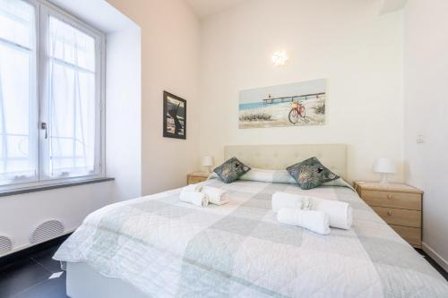 ein weißes Schlafzimmer mit einem großen Bett mit zwei Kissen in der Unterkunft NEW 2024 Hanging Garden in Corniglia