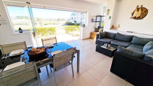 Spacious Ground Floor Apartment, Free WiFi, Patio, AC