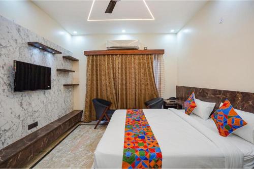 een hotelkamer met een bed en een raam bij The Grand Mansion Hotel in Greater Noida