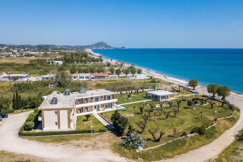 una vista aérea de una casa con el océano en Al Mare Apartments, en Afantou