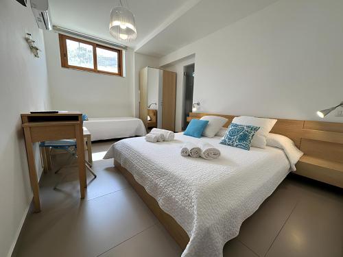 1 dormitorio con 1 cama con 2 toallas en Lo Scalo 2.0, en Marina di Ragusa
