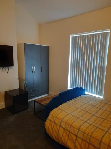 1 dormitorio con 1 cama, vestidor y ventana en Lovely Bedroom with Free parking en Walsall