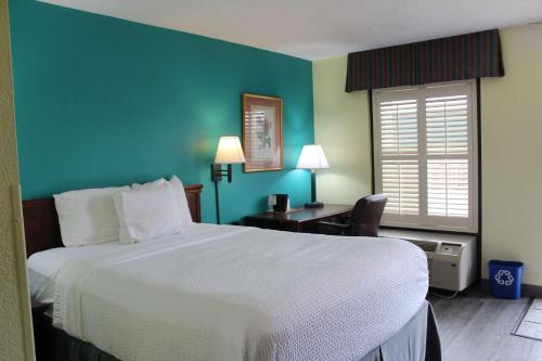 Ein Bett oder Betten in einem Zimmer der Unterkunft Days Inn by Wyndham Marianna