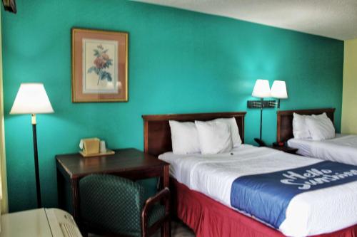 Ein Bett oder Betten in einem Zimmer der Unterkunft Days Inn by Wyndham Marianna
