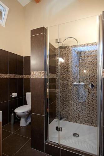 une salle de bain avec une douche en verre et des toilettes dans l'établissement Studio dans villa avec piscine, à Cassis