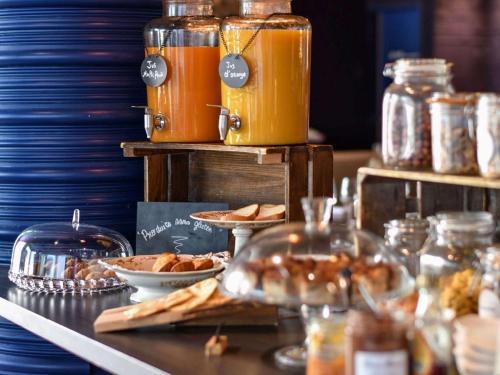 - un buffet avec du pain et d'autres aliments sur une table dans l'établissement Mercure Château de Fontainebleau, à Fontainebleau