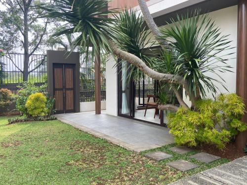 a house with a courtyard with palm trees and a door at Private Villa 3+1BR in Vimala Hills in Gadok 1