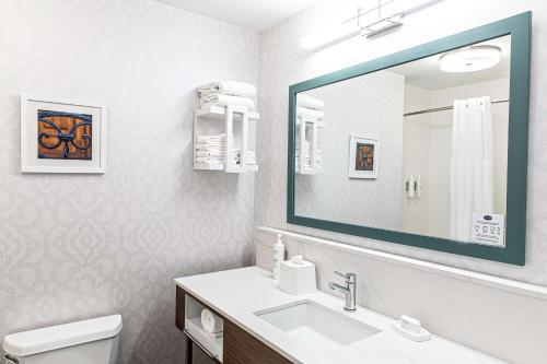 łazienka z umywalką i dużym lustrem w obiekcie Hampton Inn & Suites Charleston-West Ashley w mieście Charleston