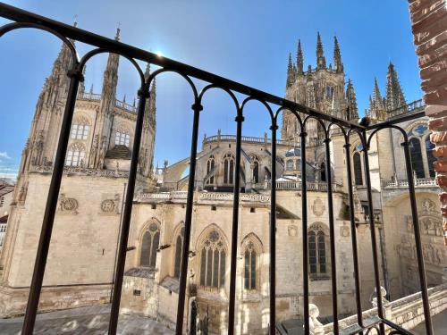 an image of a cathedral behind a fence at Acariciando la Catedral Vista espectacular in Burgos