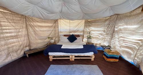 Una cama o camas en una habitación de Aloha Riverside