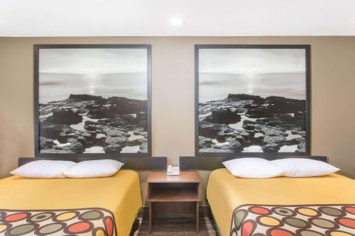 Postel nebo postele na pokoji v ubytování Super 8 by Wyndham National City Chula Vista