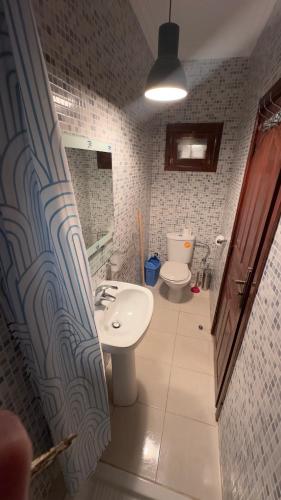 een badkamer met een wastafel en een toilet bij Appartement familiales in Al Hoceïma