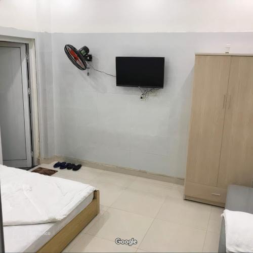 ein Schlafzimmer mit einem Bett und einem TV an der Wand in der Unterkunft Nhà nghỉ Thành Công in Đà Nẵng