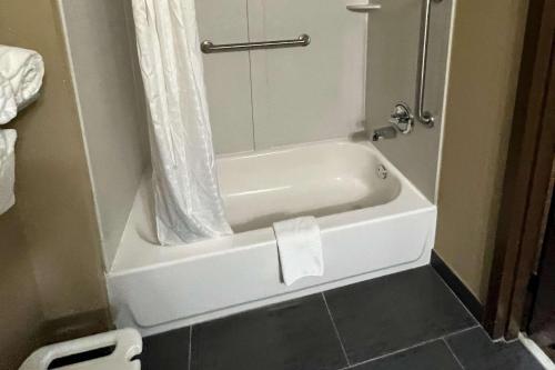Quality Suites Graham - Burlington Southにあるバスルーム