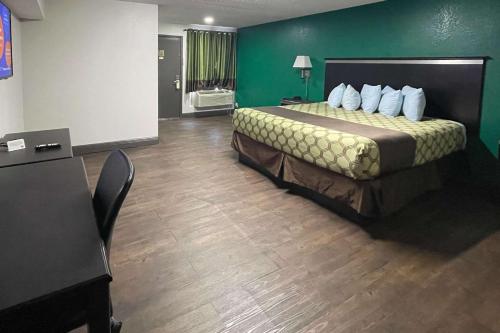 Un ou plusieurs lits dans un hébergement de l'établissement Rodeway Inn