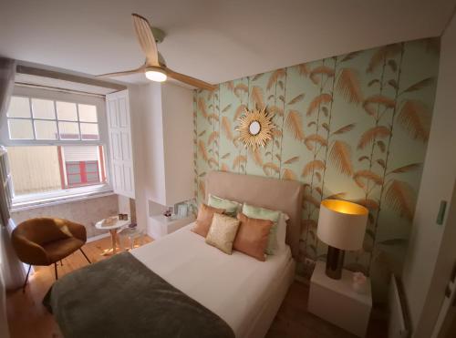 1 dormitorio con cama y papel pintado de flores en Oporto Golden View Ribeira, en Oporto