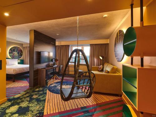 una habitación de hotel con un columpio en una habitación en ibis Styles Chelyabinsk, en Chelyabinsk
