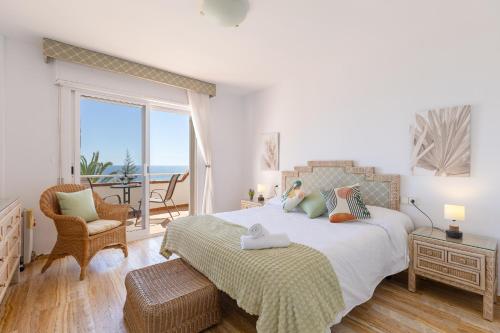 1 dormitorio con 1 cama y vistas al océano en Fidalsa Famous Spot, en Campoamor