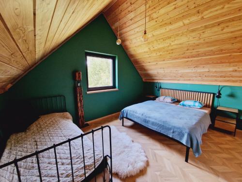1 dormitorio con 2 camas y techo de madera en Domek pod Jagodną 824 m n.p.m. Spalona 6 BE en Spalona