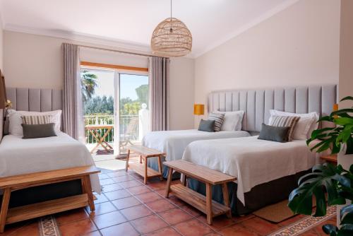 A bed or beds in a room at Quinta Bonita Country House & Gardens