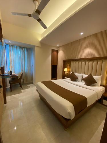 A bed or beds in a room at Hotel Czar Inn - Vashi Navi Mumbai