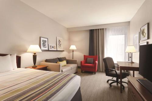 Habitación de hotel con cama y escritorio en Country Inn & Suites by Radisson, Bryant Little Rock , AR, en Bryant