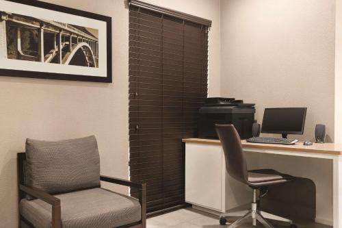 TV/Unterhaltungsangebot in der Unterkunft Country Inn & Suites by Radisson, Bryant Little Rock , AR