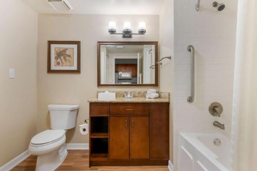 La salle de bains est pourvue de toilettes, d'un lavabo et d'une baignoire. dans l'établissement Hilton Vacation Club Aqua Sol Orlando West, à Orlando