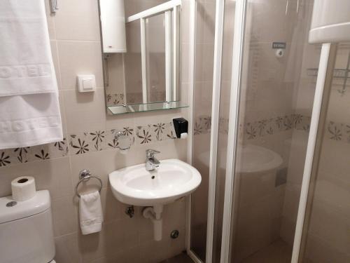 ein kleines Bad mit einem Waschbecken und einer Dusche in der Unterkunft Wing Apartman Jagodina in Jagodina