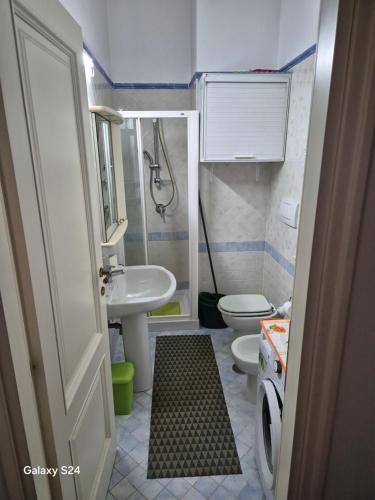 uma pequena casa de banho com lavatório e WC em residence paradiso em Formia
