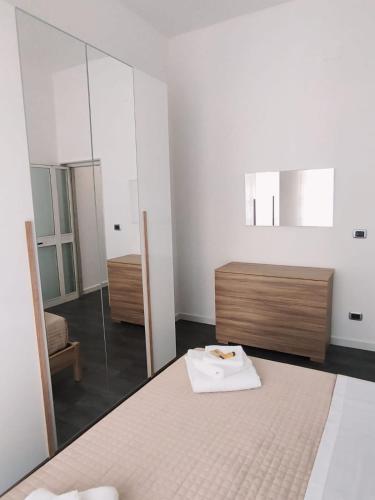 a white room with a bed and a mirror at VIMar House in Bari
