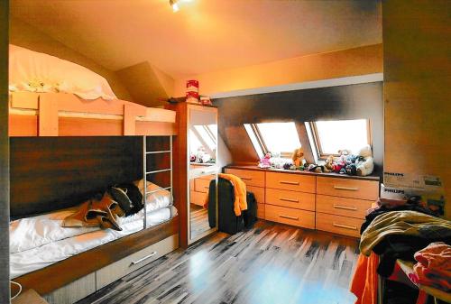 - une chambre avec 2 lits superposés et du parquet dans l'établissement Тристаен апартамент -УЮТ и Топлина, à Yambol