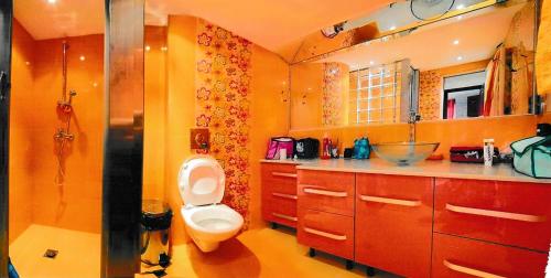 La salle de bains est pourvue de toilettes et d'un lavabo. dans l'établissement Тристаен апартамент -УЮТ и Топлина, à Yambol