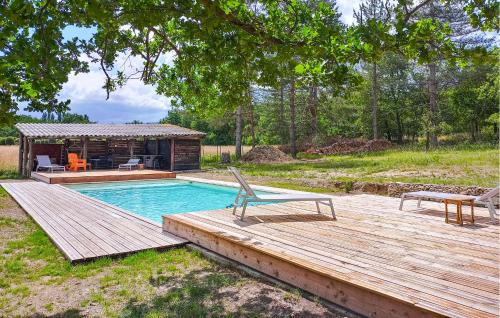 una terraza de madera con piscina y una casa en Cozy Home In Le Poet-laval With Private Swimming Pool, Can Be Inside Or Outside, en Le Poët-Laval