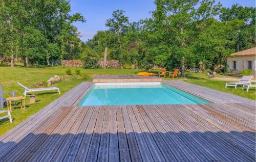 - Piscina con terraza de madera y patio en Cozy Home In Le Poet-laval With Private Swimming Pool, Can Be Inside Or Outside, en Le Poët-Laval