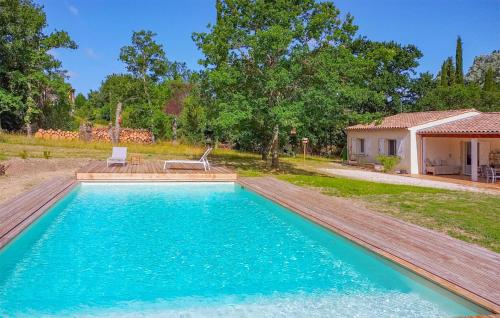 una piscina en un patio con una casa en Cozy Home In Le Poet-laval With Private Swimming Pool, Can Be Inside Or Outside, en Le Poët-Laval