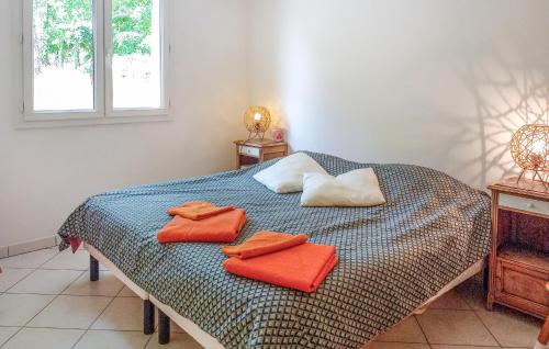 1 dormitorio con 1 cama con 2 toallas rojas en Cozy Home In Le Poet-laval With Private Swimming Pool, Can Be Inside Or Outside, en Le Poët-Laval