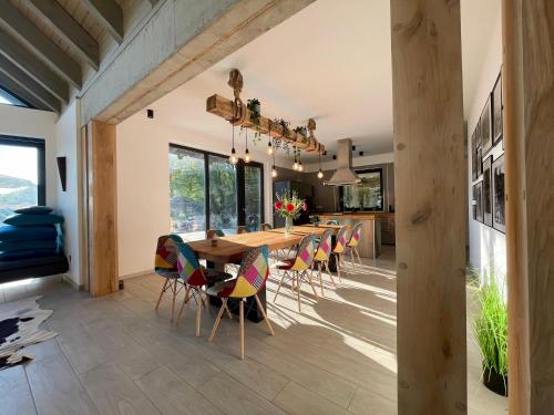 索瓦塔的住宿－KissHaz，一间带木桌和椅子的用餐室