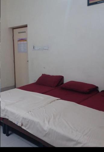 アフマドナガルにあるPatil Apartmentのベッドルーム1室(ベッド2台付)、