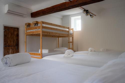 Un grupo de camas en una habitación con litera en La maison du fermier, en Solliès-Pont
