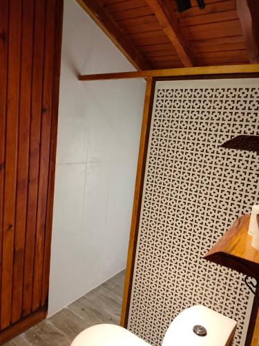 uma casa de banho com WC num quarto em Chalet's lake_Bolu Abant _log house em Piroğlu