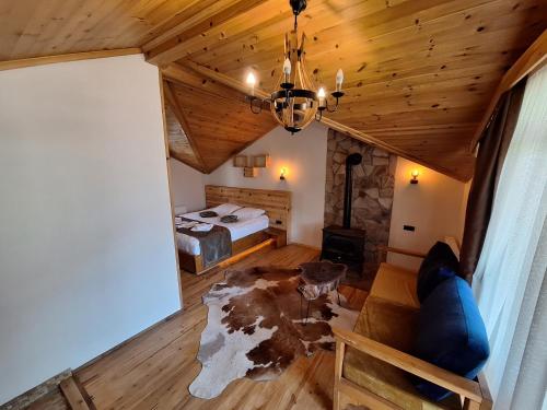 1 dormitorio con 1 cama y 1 sofá en una habitación en Abant Villa Otel, en Bolu