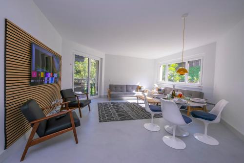 ein Wohnzimmer mit einem Tisch und Stühlen in der Unterkunft Coloratura in Paradiso