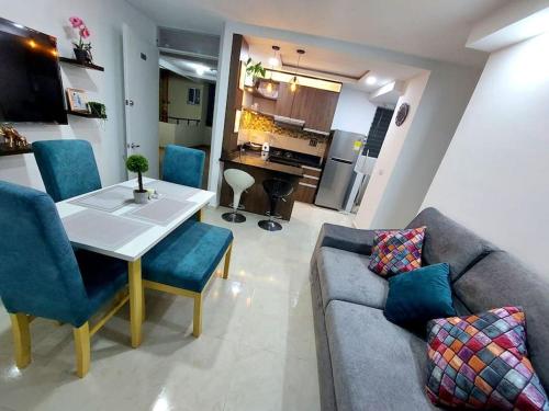- un salon avec une table et un canapé dans l'établissement Apartamento en condominio con piscina, à Villavicencio