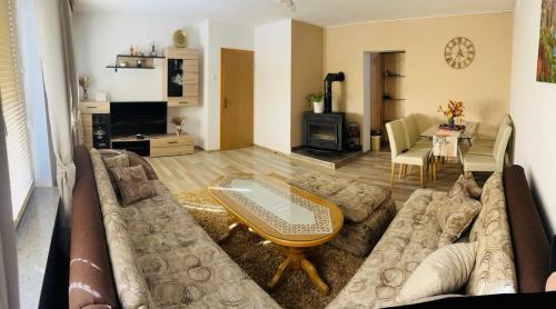 比哈奇的住宿－Summer house LejHana，客厅配有沙发和桌子